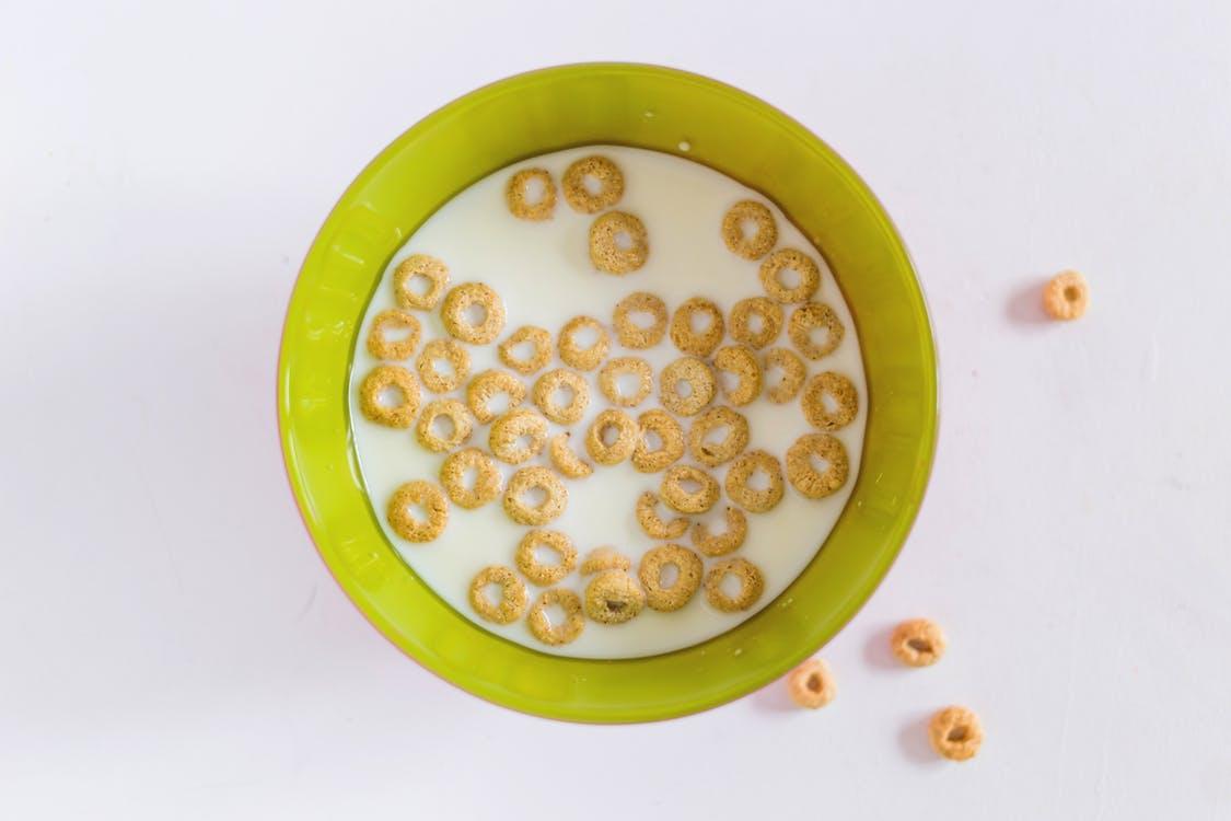 Cerealele pentru micul dejun al copiilor sunt foarte importante! Care sunt alegerile sănătoase?
