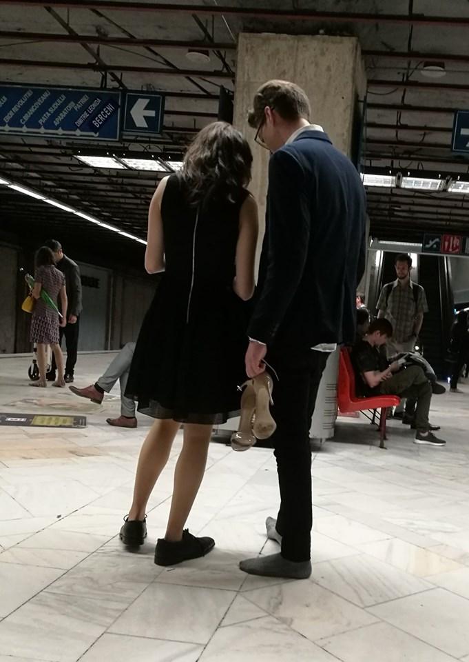 A fost găsit t&acirc;nărul fotografiat desculț la metroul din București! Cine este și cum explică gestul său?