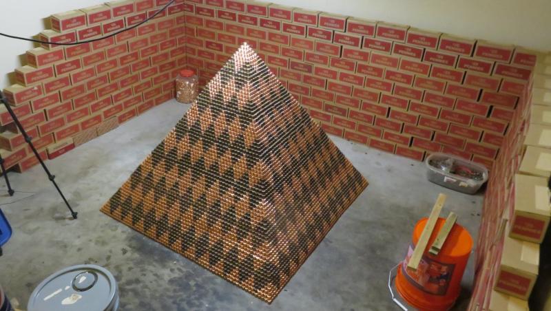 A pus bănuț peste bănuț și a reușit să construiască o piramidă demnă de Cartea Recordurilor: „Așa mi-am petrecut doi ani din viață”