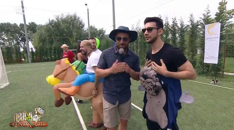 Meci de fotbal cu echipa de la Neatza. Cum au jucat aceștia fotbal &icirc;n costume haioase