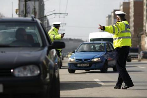 Codul rutier 2019. Șoferii români NU trebuie să facă asta atunci când sunt opriți de polițiști în trafic