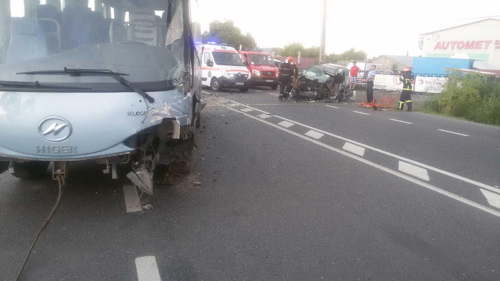 Doi răniţi după ce un autoturism s-a ciocnit cu un autobuz, pe DN 2, &icirc;n judeţul Vrancea