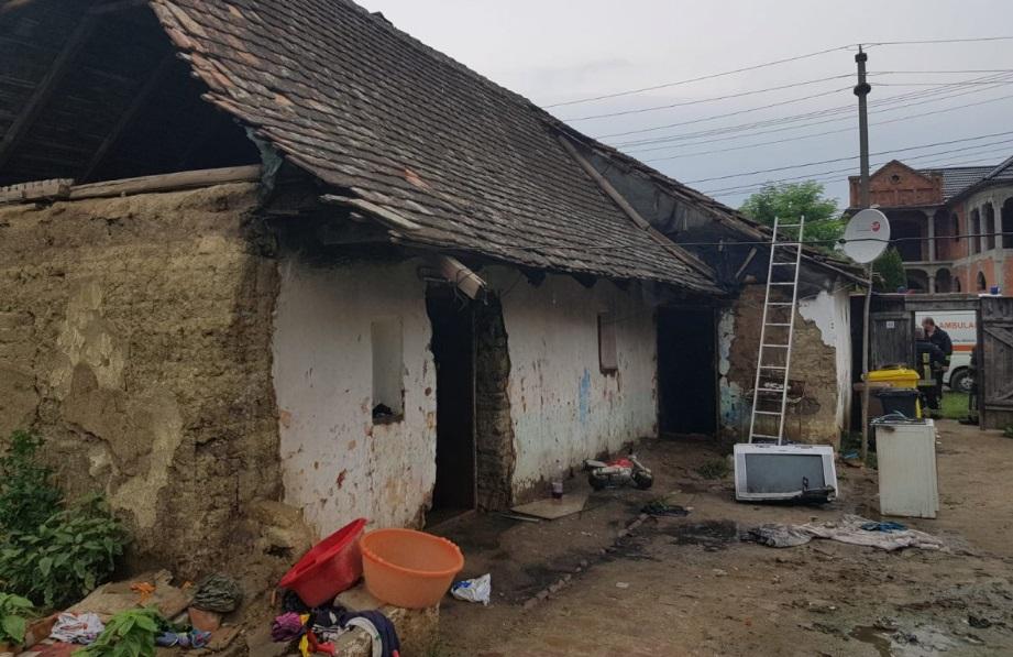 O fetiță de doi ani, &icirc;n stare gravă, după ce s-a jucat cu focul cu frații ei! Camera &icirc;n care se aflau a fost cuprinsă de flăcări