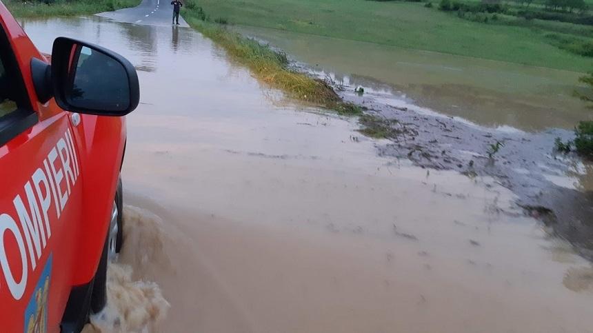 Buzău: O maşină a fost luată de viitură; şoferul, care &icirc;ncerca să mute autoturismul din calea apei, s-a salvat &icirc;n ultimul moment