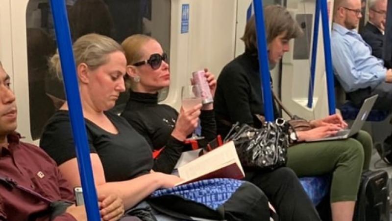 O femeie, surprinsă în timp ce se ”cinstește” la metrou! Imaginea e virală: ”când oamenii mă vor întreba cum mă văd peste zece ani, o să le arăt poza asta!”