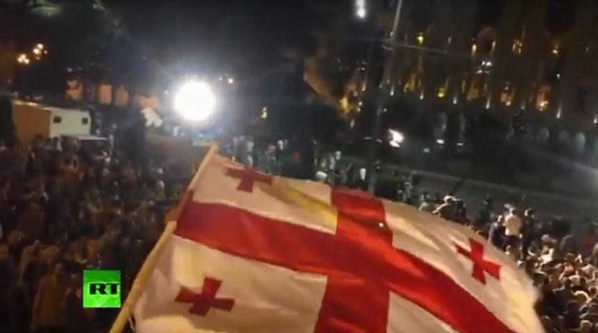 Protestatarii din Georgia au &icirc;ncercat să intre &icirc;n Parlament pentru a opri discursul unui parlamentar rus