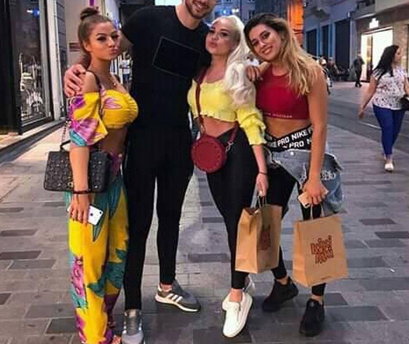 Video. Filmulețe intime cu un bărbat celebru de la noi și trei fete. Imagini surprinse &icirc;n Spania