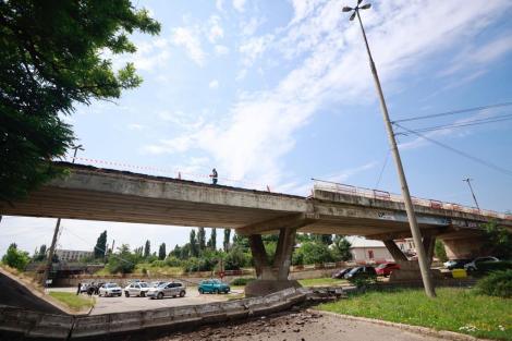 O bucată dintr-un pod care supratraversează o şosea din municipiul Buzău s-a prăbuşit. Nu sunt victime