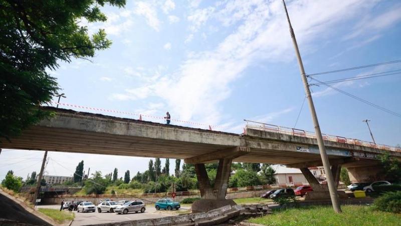 Video. Porțiunea pietonală a unui pod din Buzău s-a prăbușit pe șosea! Traficul în zonă este blocat