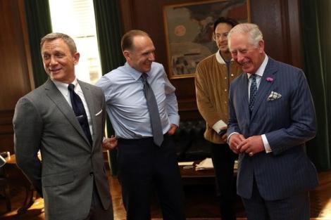 Prinţul Charles a vizitat studiourile unde se filmează viitoarea producţie "James Bond"