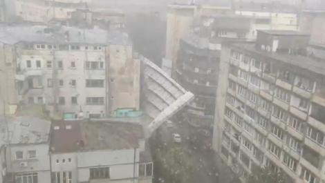 Momentul în care o schelă de bloc s-a prăbușit în București, din pricina vântului puternic