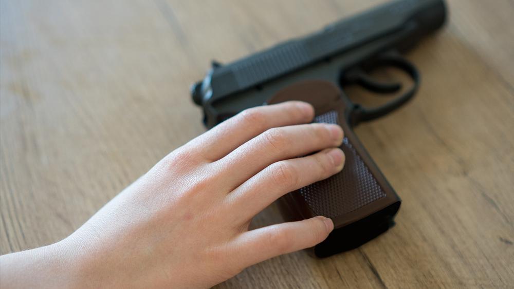 Un copil de doi ani a murit &icirc;n drum spre spital, după ce s-a &icirc;mpușcat cu o armă! Medicii n-au mai putut face nimic pentru el