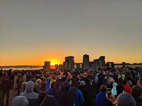 Solstiţiul de vară la Stonehenge: Mii de oameni s-au adunat să celebreze răsăritul - FOTO/ VIDEO