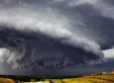 România, lovită de furtuni! Meteorologii anunță cod portocaliu și cod galben de ploi torențiale, grindină și vijelii 
