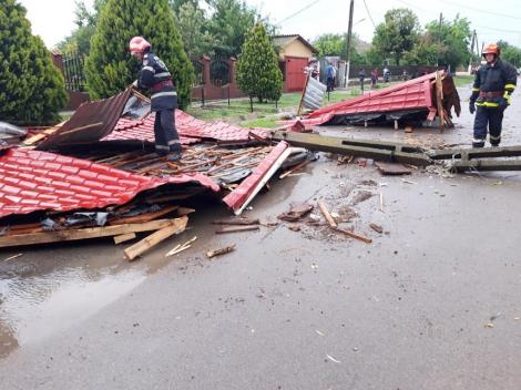 Dezastru în urma unei furtuni, la Constanța Acoperişul şcolii din comuna Castelu a fost smuls de vânt - FOTO