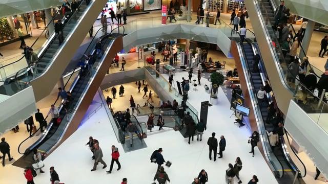 Patru persoane, transportate de urgență la spital după ce au căzut pe scările rulante, &icirc;ntr-un mall din București