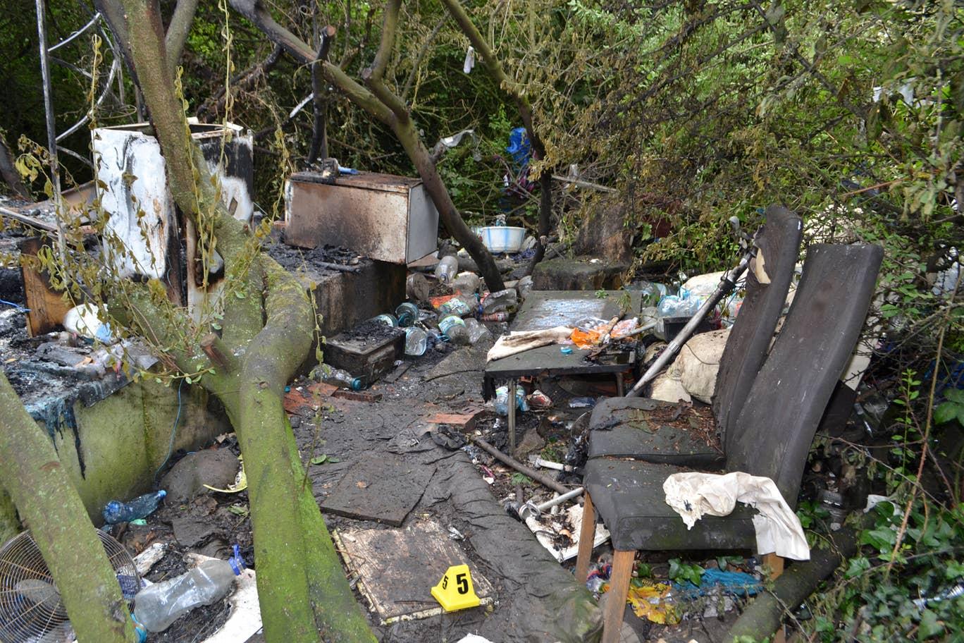 Un rom&acirc;n a murit, iar un altul e &icirc;n comă, &icirc;n spital, după ce cortul lor a fost incendiat, &icirc;n Londra! Poliția a lansat apel pentru identificarea lor