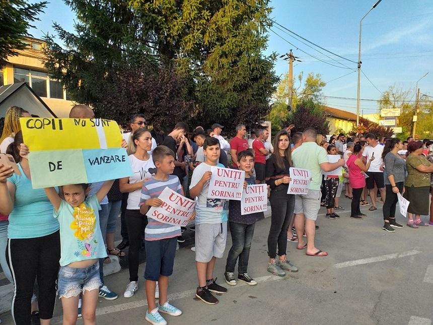 Manifestaţie la Baia de Aramă pentru fetiţa adoptată de o familie de rom&acirc;ni din SUA