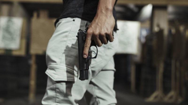 Un bărbat de 32 de ani și-a &icirc;mpușcat doi vecini! Una dintre victime, băgată direct &icirc;n sala de operație: &rdquo;I-a fost atinsă artera femurală!&rdquo;