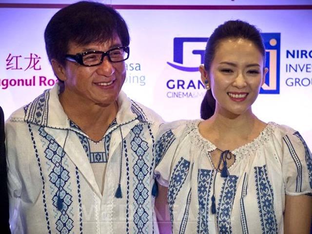 Actorii chinezi Jackie Chan şi Ziyi Zhang, &icirc;mbrăcaţi &icirc;n ie rom&acirc;nească, de Ziua Internaţională a Iei