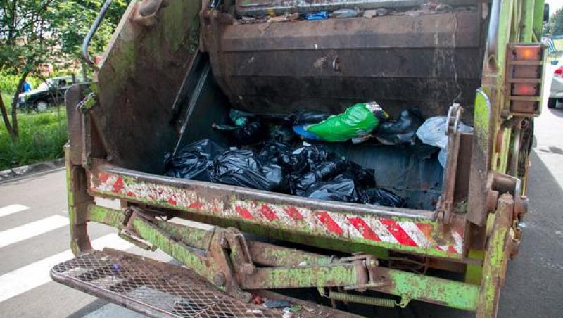 Un bărbat a murit după ce o mașină de gunoi a trecut peste el