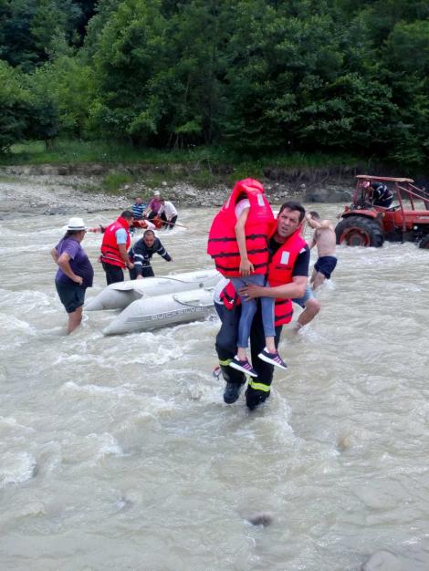 Cinci persoane, între care două copile, salvate după ce tractorul în care se aflau s-a împotmolit într-un râu - Foto