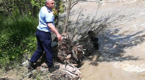 Cinci oameni au rămas împotmoliți într-un râu din Vrancea