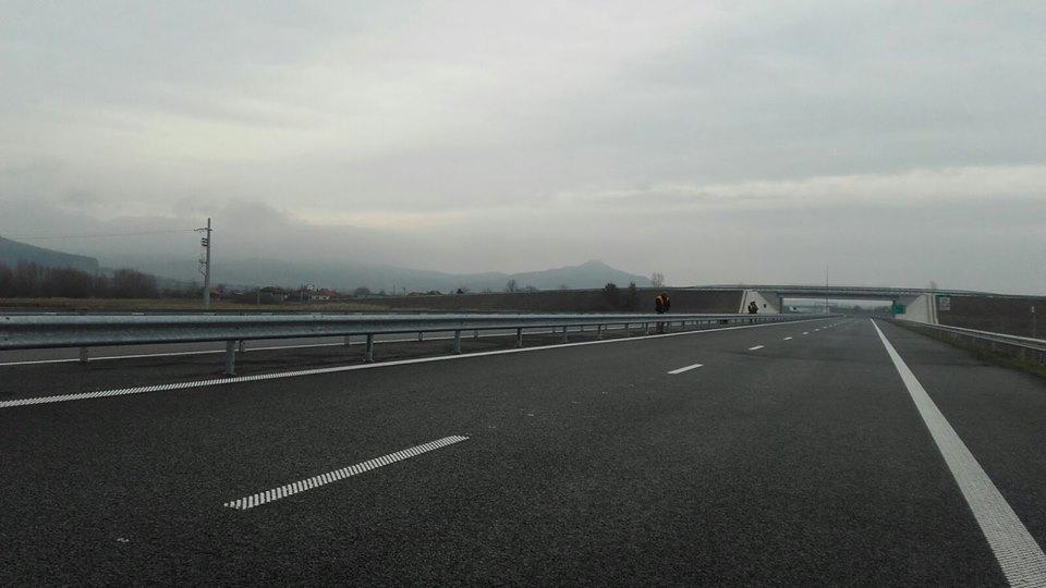 Avertizare Infotrafic: Plouă torenţial pe Autostrada Soarelui şi bate v&acirc;ntul, vizibilitatea fiind scăzută