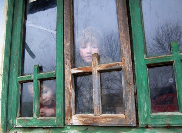 Un copil de trei ani a condus doi polițiști către casa lui. Ce au văzut agenții acolo este &icirc;nfiorător