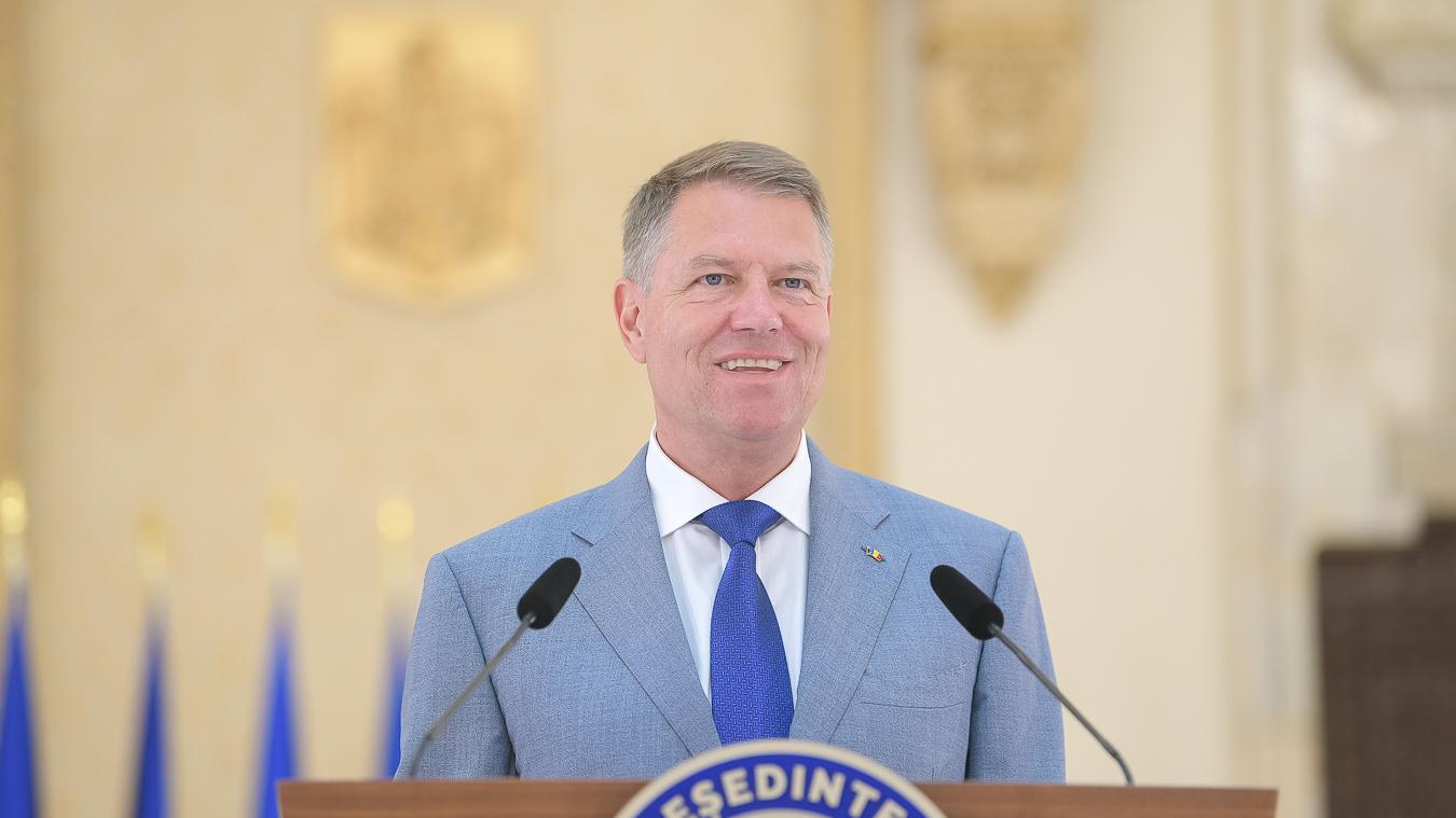 Președintele Klaus Iohannis, de Ziua Drapelului: Ne revine datoria morală de a transmite generaţiilor tinere conştiinţa apartenenţei la valorile naţionale