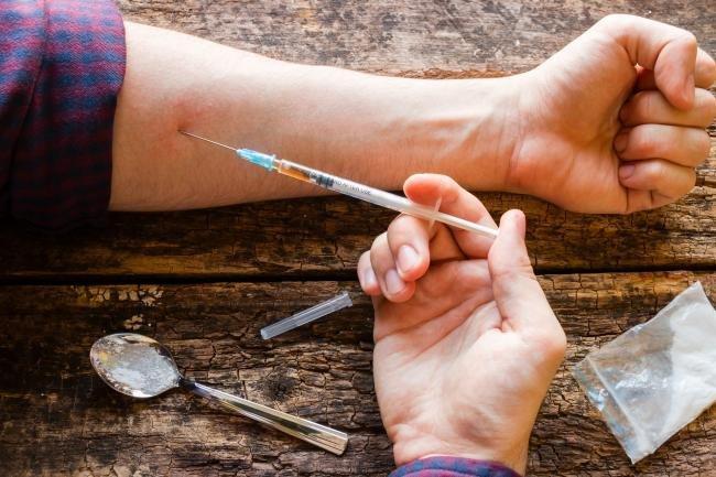 10.000 de bucureșteni &icirc;și injectează droguri. Ce prețuri au și care sunt cele mai folosite droguri