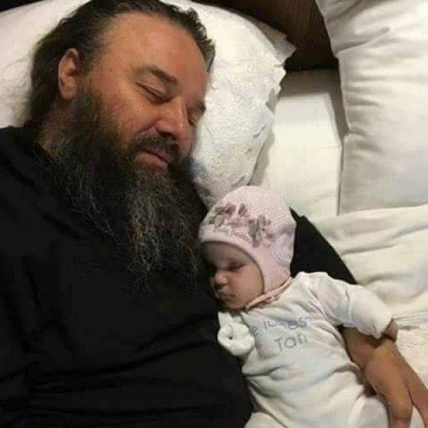 Misterul fotografiei &icirc;n care apare un preot și un bebeluș! Nimeni nu și-ar fi dat seama de drama copilului