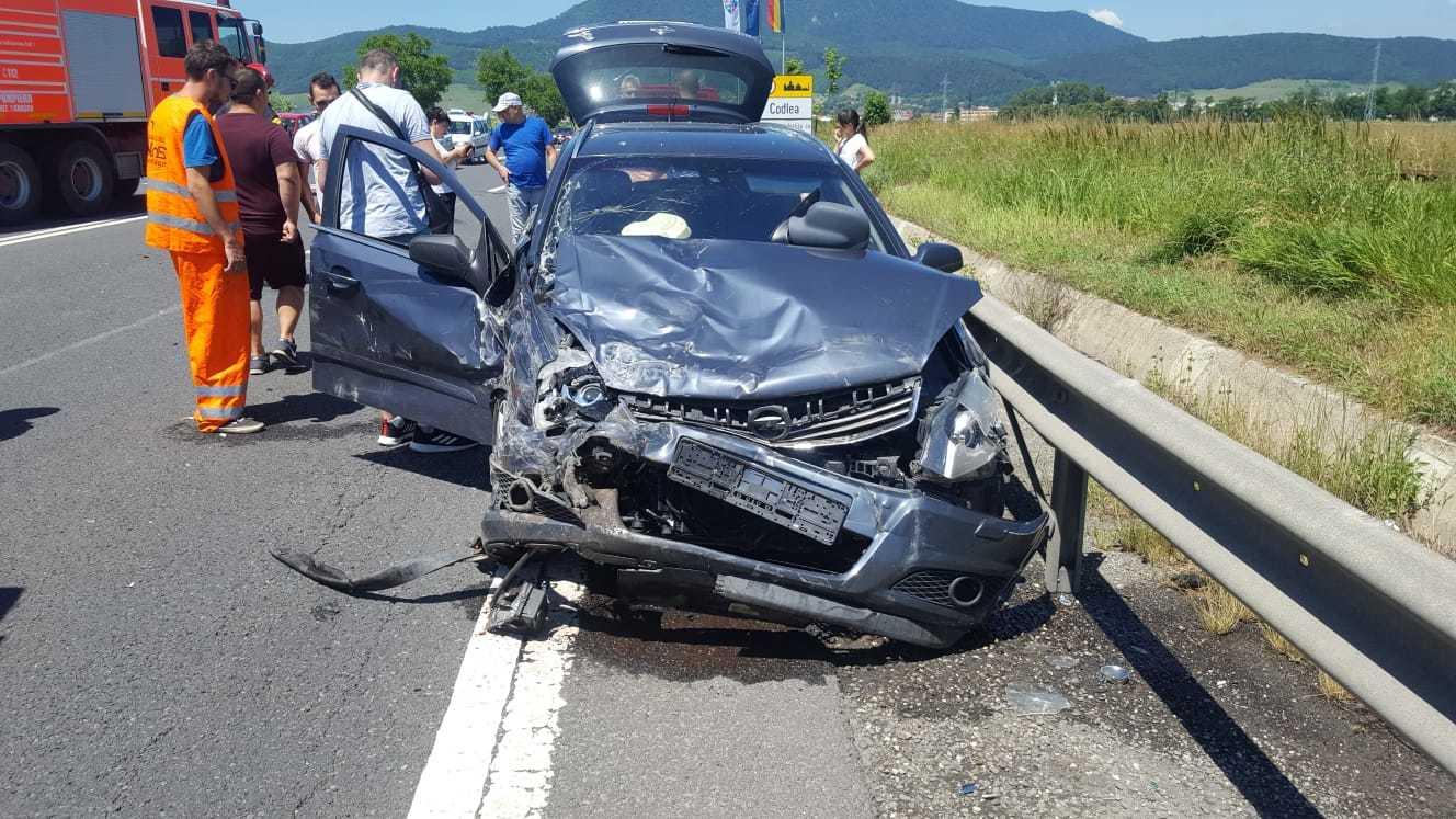 Şase persoane, rănite &icirc;ntr-un accident pe DN 1, &icirc;n județul Brașov. Două dintre victime sunt copii