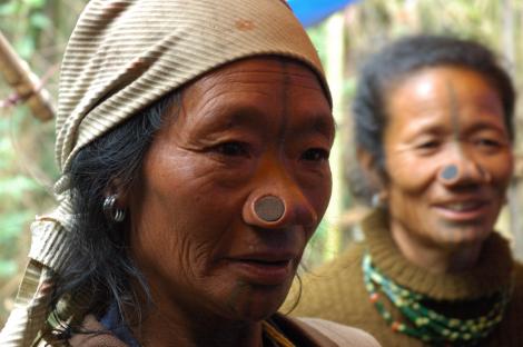 Tribul în care femeile sunt tatuate și poartă dopuri în nas de la o vârstă fragedă