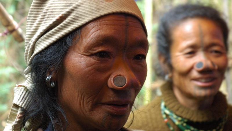 Tribul în care femeile sunt tatuate și poartă dopuri în nas de la o vârstă fragedă