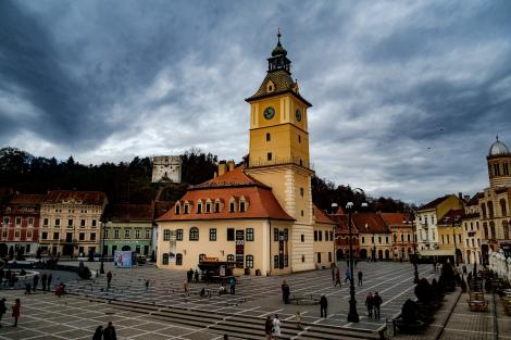 Ce locuri de muncă te așteaptă dacă te gândești să te muți în Brașov