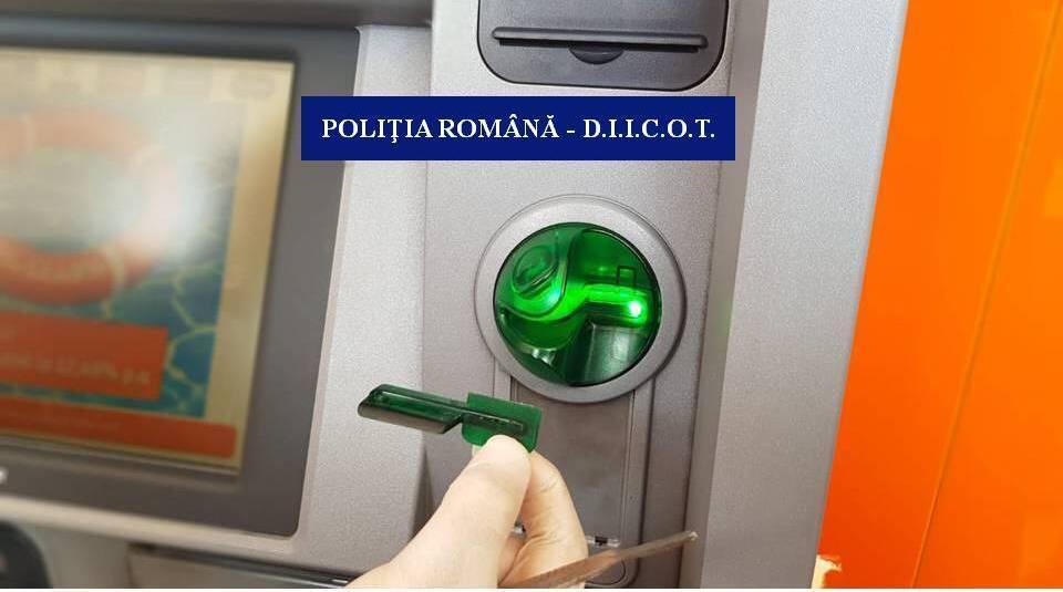 Doi cetățeni bulgari au fost prinşi &icirc;n timp ce instalau dispozitive tip skimmer la un bancomat din Turnu Severin