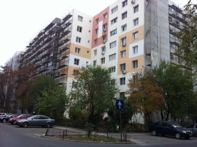 Tragedie &icirc;n București, miercuri seară! Un t&acirc;năr de 21 de ani a murit după ce s-ar fi aruncat de pe un bloc