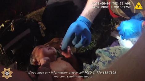 Poliţia din statul american Georgia a publicat un video cu o fată nou-născută abandonată într-o pungă, în speranța că îi va găsi mama