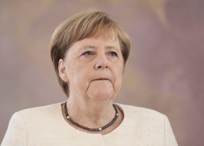 Imaginile sunt la fel de dure! Angela Merkel a tremurat incontrolabil pentru a doua oară