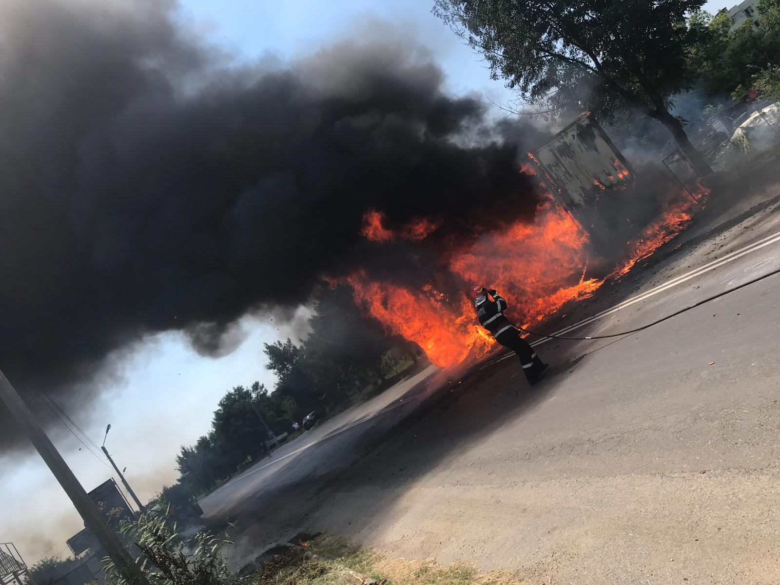 Giurgiu: TIR &icirc;ncărcat cu chipsuri, distrus &icirc;ntr-un incendiu