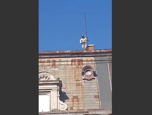 Un bărbat amenință că se sinucide, &icirc;n București! Vrea să se arunce se de pe fostul Casino Victoria - Video