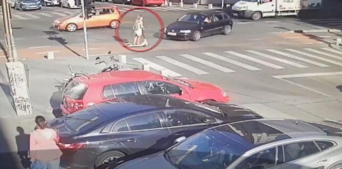 Incident cumplit &icirc;n București! O t&acirc;nără pe trotinetă a fost lovită &icirc;n plin de o mașină! Atenție, imagini ce vă pot afecta emoțional! - Video