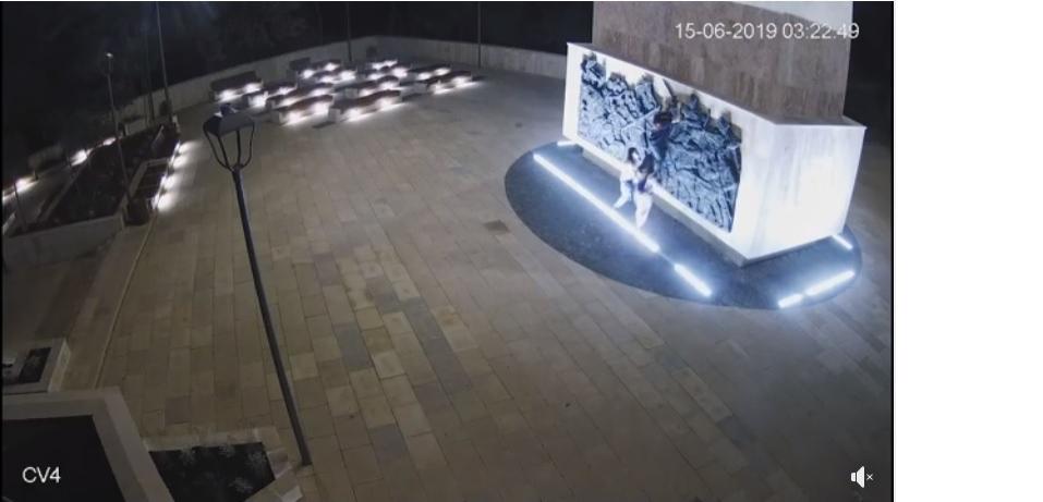 Act de vandalism &icirc;n jurul statuii lui Ștefan cel Mare din Suceava: &bdquo;Cum se mai distrează tinerii &icirc;n ziua de azi!&rdquo;