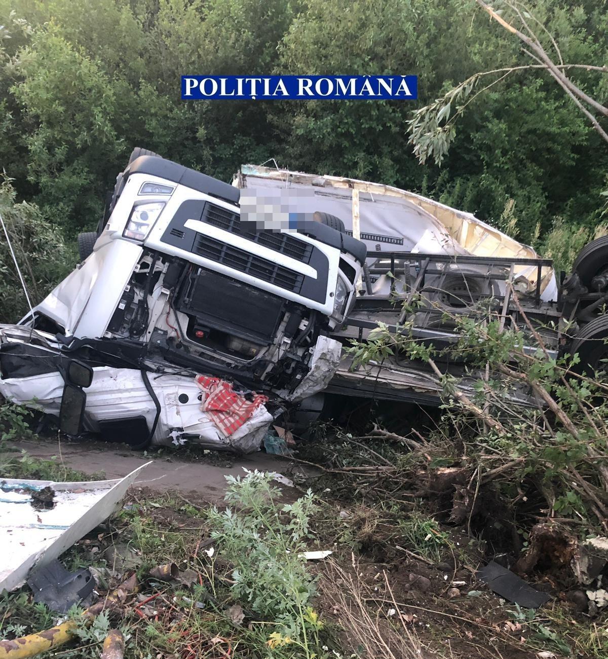 V&acirc;lcea: Un TIR plin cu 20 de tone de ciocolată a căzut &icirc;n r&acirc;ul Olt. Autovehiculul a rămas fără fr&acirc;ne