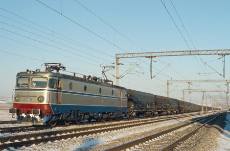 CFR: Trafic feroviar oprit temporar în vestul ţării, zeci de angajaţi intervin pentru remedierea situaţiei