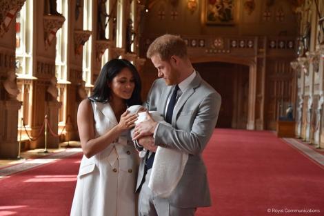 Prinţul Harry, Meghan Markle şi bebeluşul Archie vor efectua în toamnă prima vizită oficială în familie