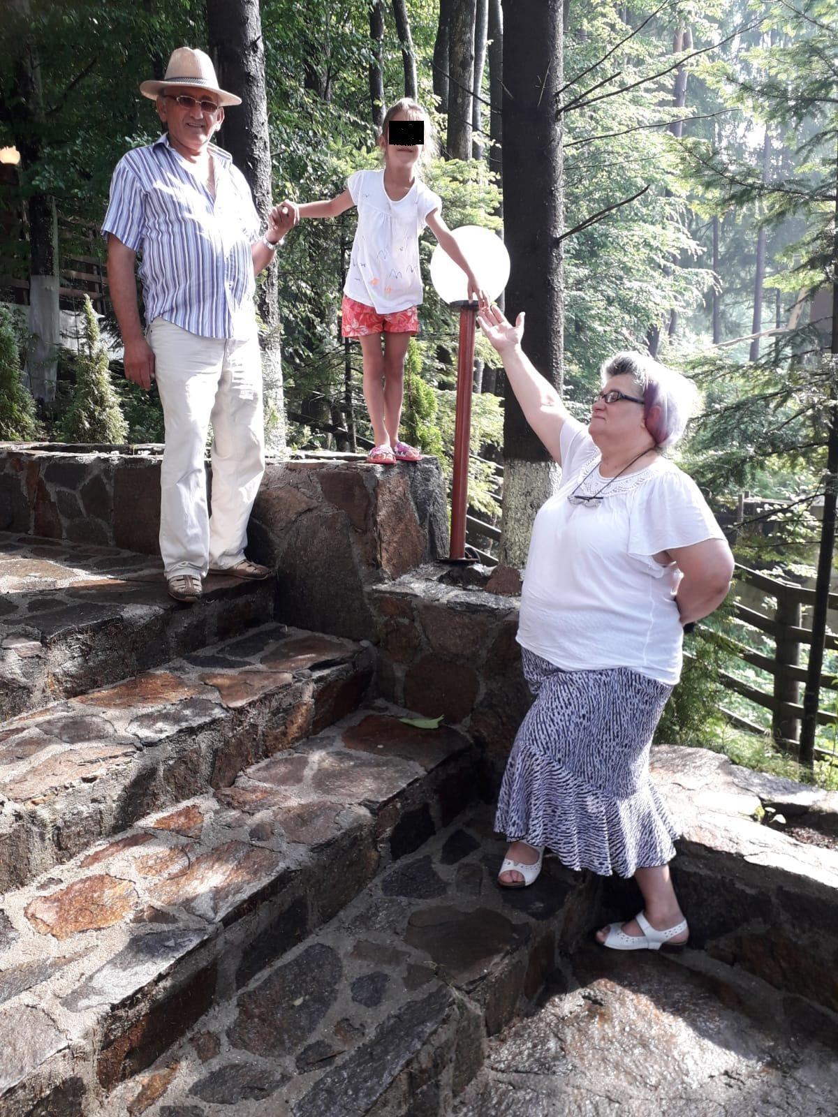 O fetiţă de şapte ani din Bocșa e pe punctul de a fi despărţită de asistentul maternal care a crescut-o, deşi acesta susţine că a depus dosar de adopţie