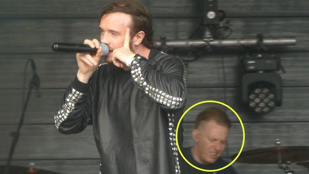 Un baterist a suferit un atac cerebral pe scenă, dar a continuat să c&acirc;nte, &icirc;n agonie, p&acirc;nă c&acirc;nd s-a prăbușit! Atenție, imagini ce vă pot afecta emoțional! Video