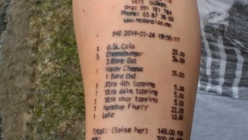 Un adolescent și-a tatuat bonul de la fast-food pe braț